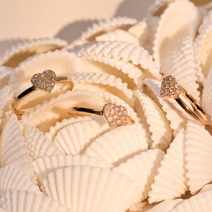 photo de bague gigi clozeau avec diamants sur des coquillages