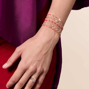 Photo du poignet d'une femme qui porte des bracelets gigi clozeau 