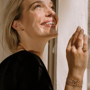 Gigi Clozeau - Boucles d'oreilles émeraude Croix Perlée, or jaune, diamants